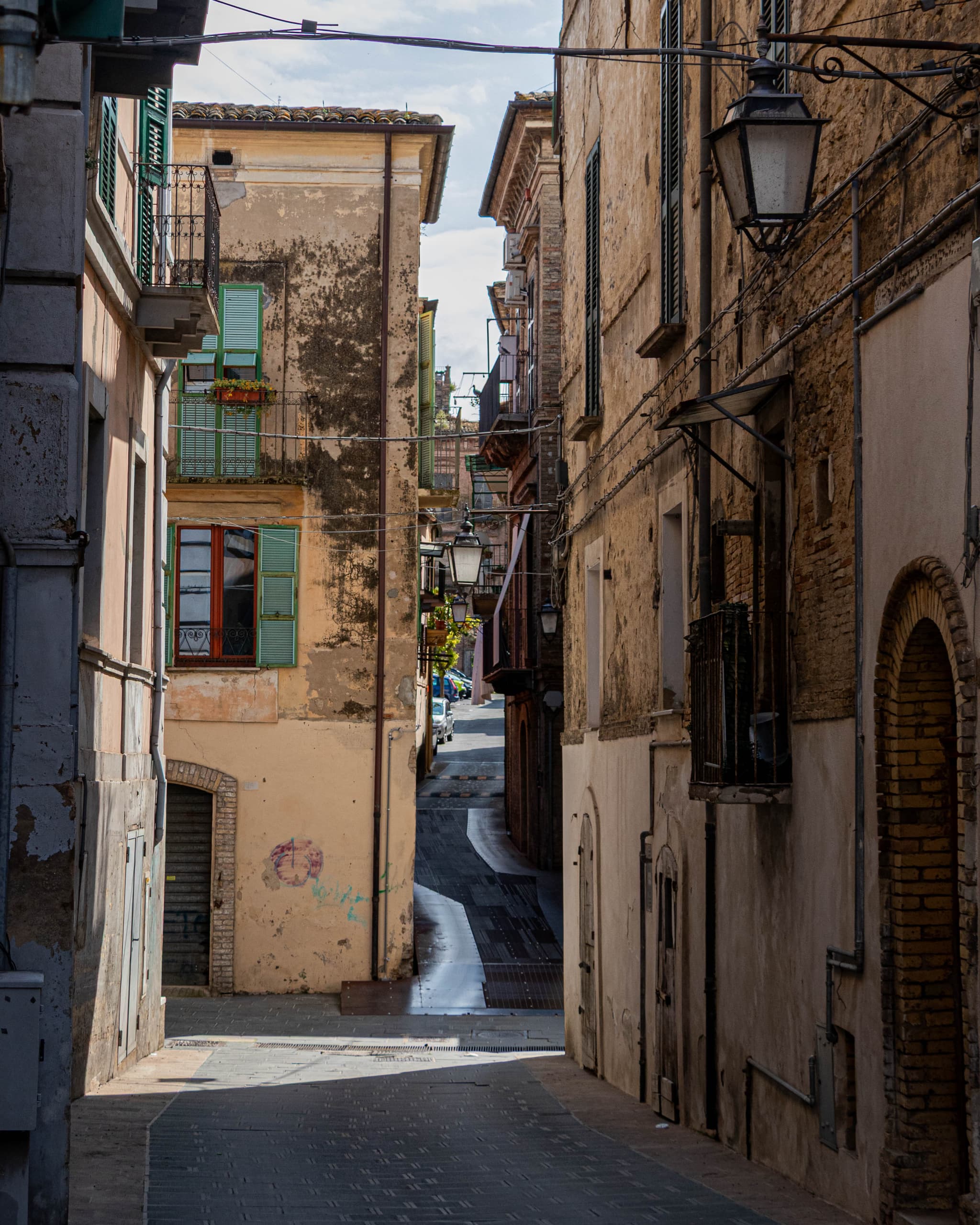Malerische Gasse in der historischen Altstadt von Lanciano, Abruzzen - perfekt zum Flanieren